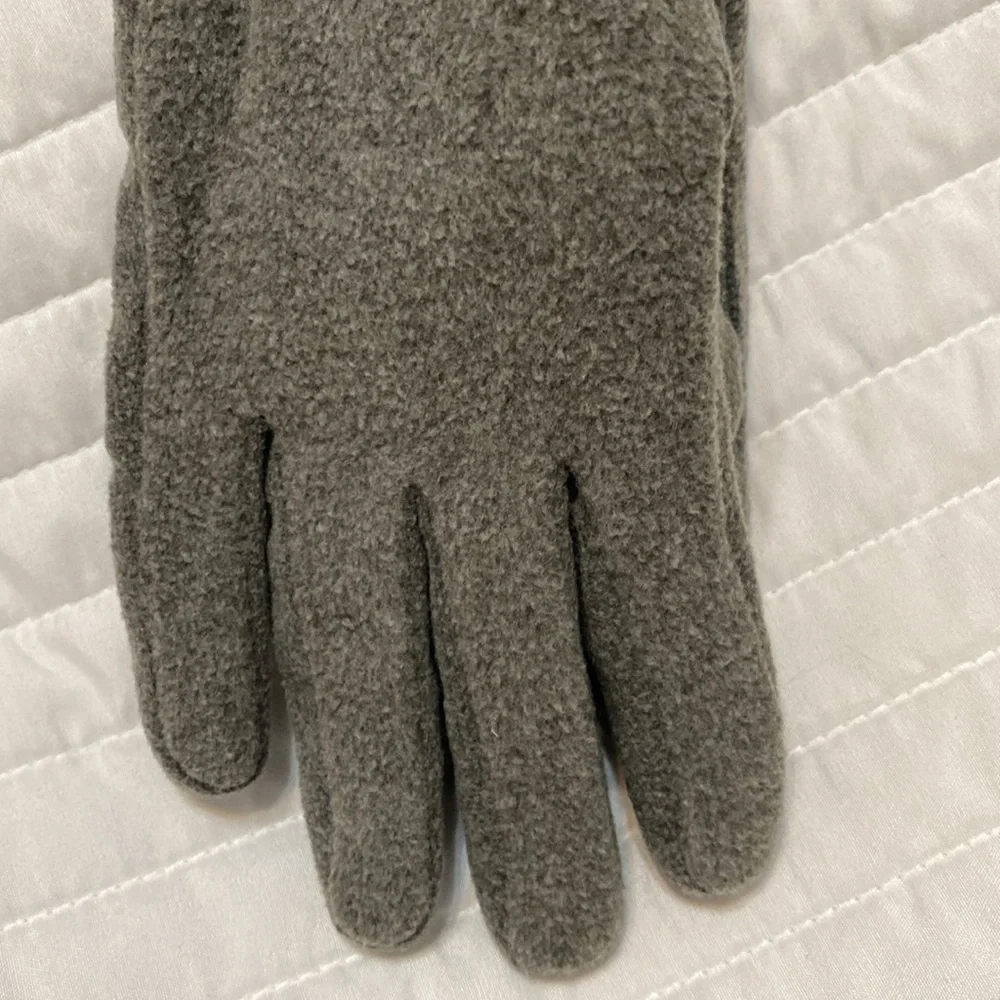 Isotoner gray women’s gloves NWT one size